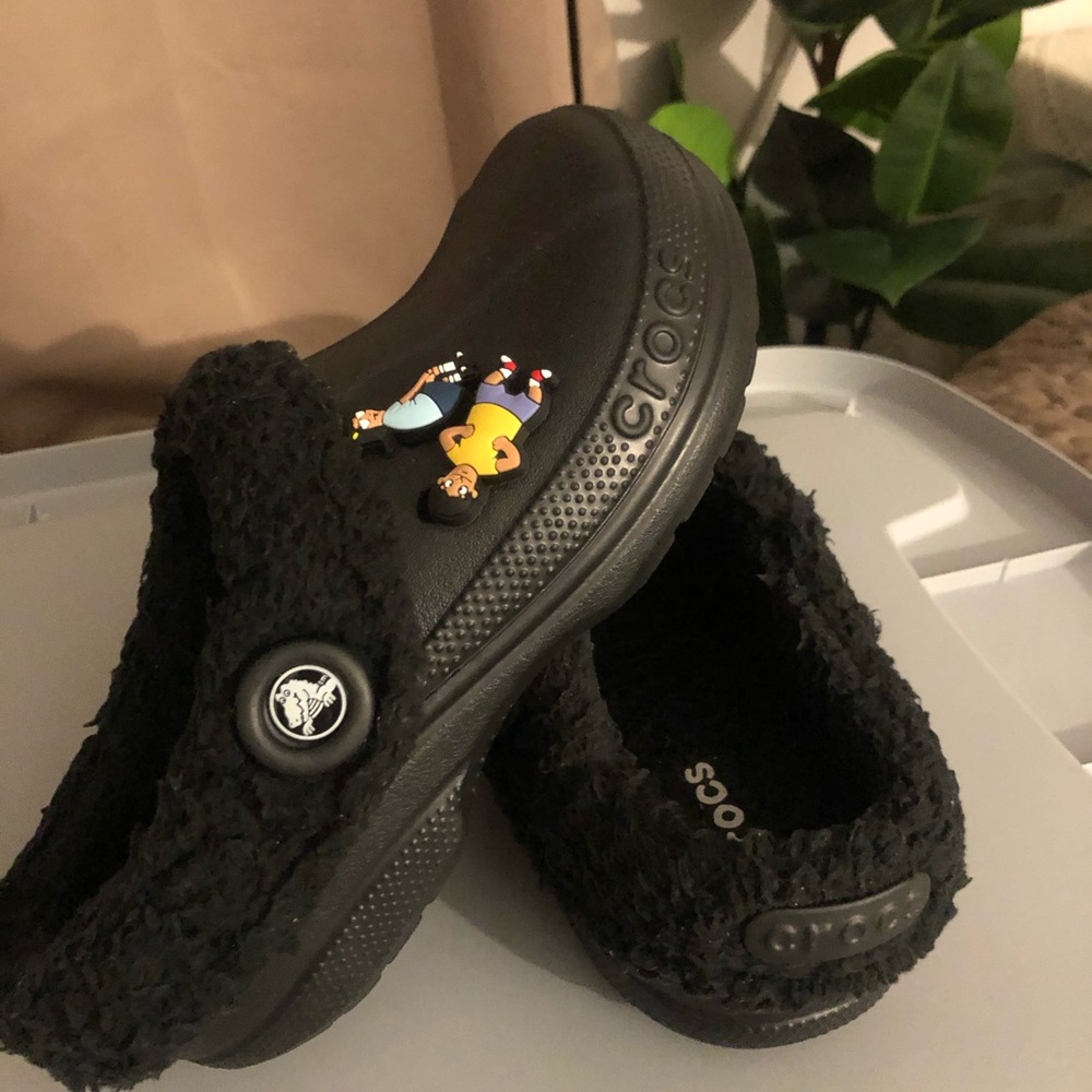 LIKE NEW!! FUZZ CROCS WOMENS 6 MENS 4 BLACK